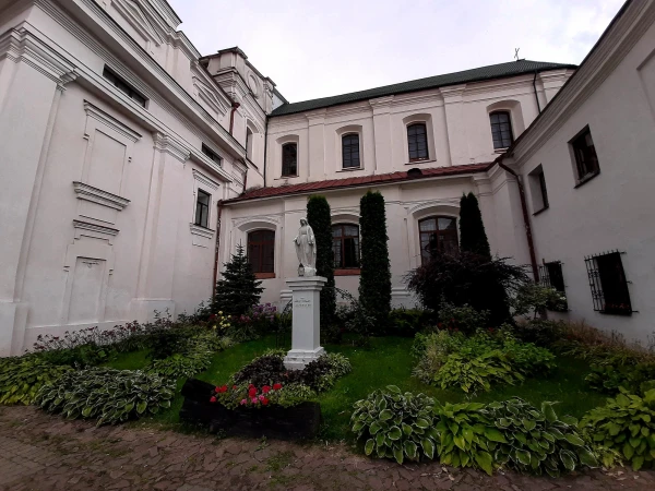 Дворик Костела Святого Станислава с памятником Богоматери