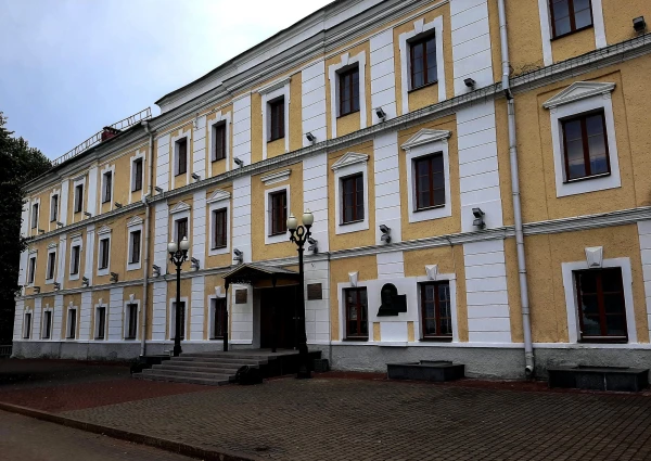 На площади Славы. Здание Могилевского областного краеведческого музея