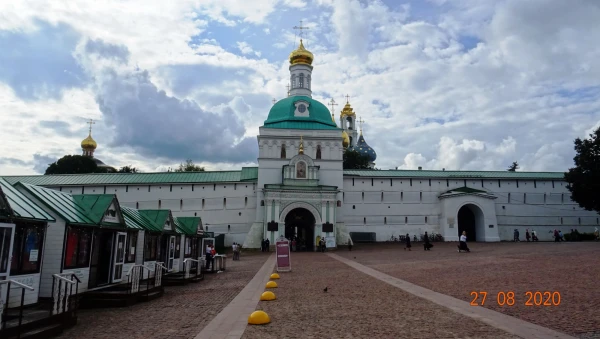 Свято-Троицкая Сергиева Лавра: Святые ворота и Успенские ворота