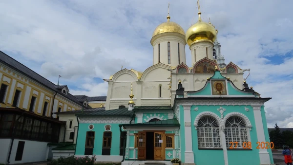 Вид Троицкого собора и Никоновского придела с юго-восточной стороны