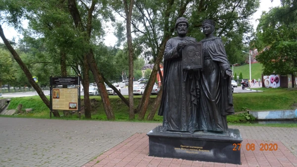 Памятник князю Петру и княгине Февронии Муромским
