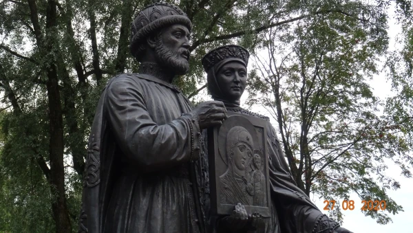 Памятник князю Петру и княгине Февронии Муромским