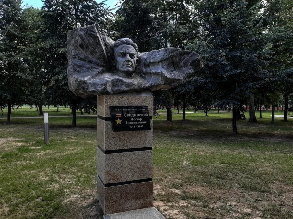 В парке "Липовая роща". Аллея героев