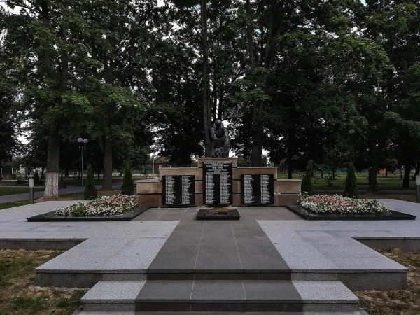 В парке "Липовая роща". Братская могила