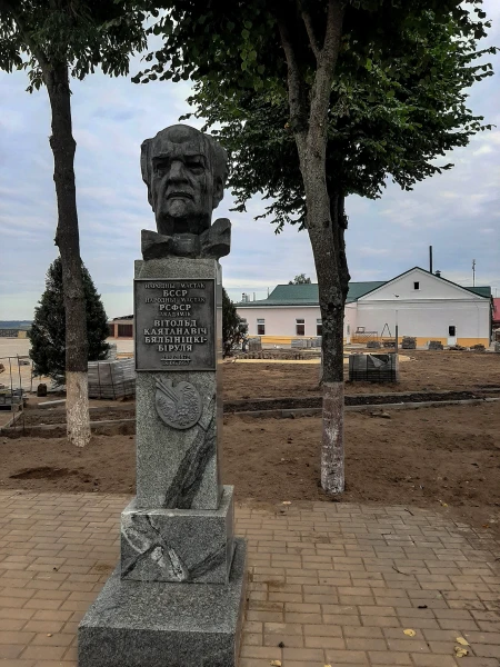 Бюст народного художника БССР и РСФСР Витольда Каэтановича Бялыницкого-Бируле, чьи работы выставлены в том числе в Третьяковской галерее.
