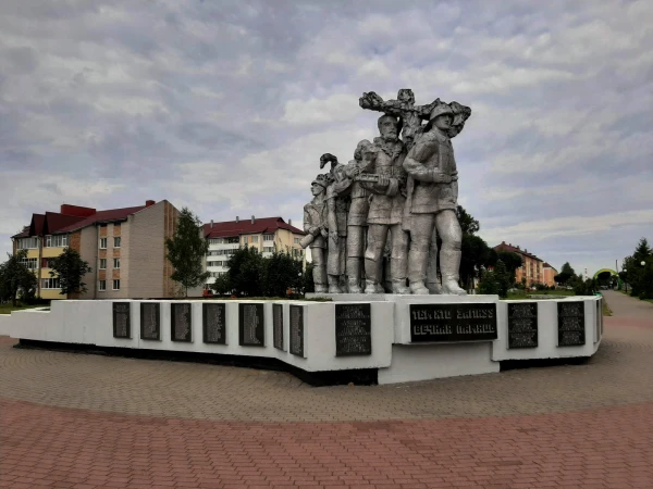 В "Лунном парке". Монумент погибшим в годы ВОв