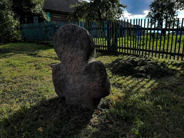 Каменный крест в деревне Заполье