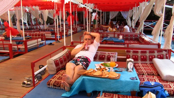Долма, кебаб и турецкие лепёшки...... пивка бы! Но, за рулём нельзя(((