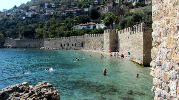 У стен Аланийской крепости чистейшая вода, прекрасные виды, и нет волн! Отличное место для отдыха и купания.