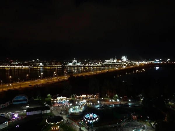 В парке аттракционов "Кырлай". Вид на вечернюю Казань с колеса обозрения