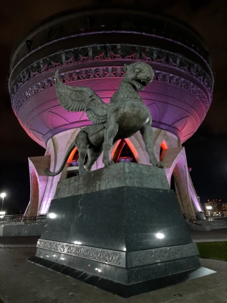 Крылатый лев у центра семьи "Казан"