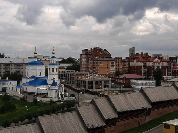 Вид на город со смотровой площадки на территории Кремля