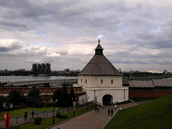 На территории Кремля. Тайницкая башня