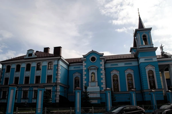 ул. Артема Адинова. Храм Воздвижения Святого Креста (римско-католический храм))