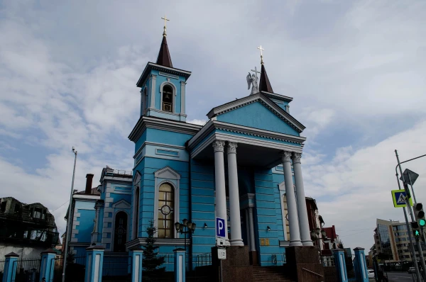 ул. Артема Адинова. Храм Воздвижения Святого Креста (римско-католический храм)