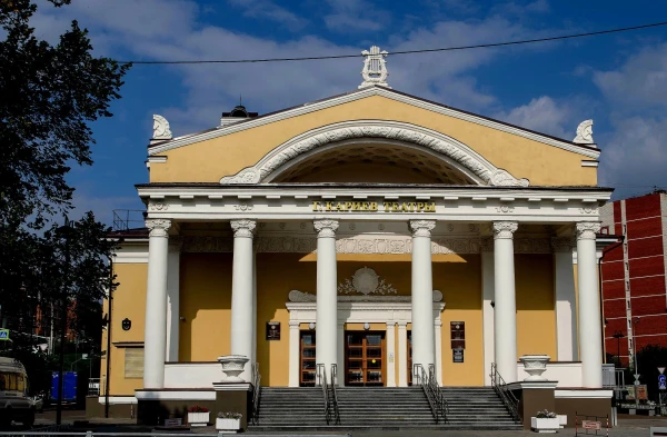 ул. Петербургская. ТЮЗ имени Г. Кариева 