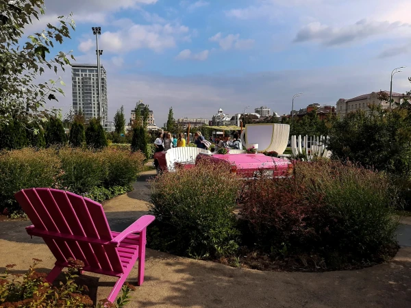 В сквере у театра "Экият"
