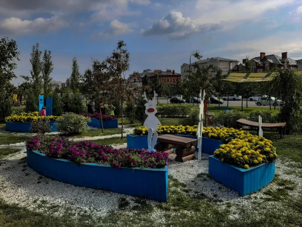 В сквере у театра "Экият"
