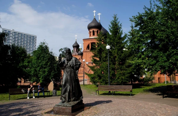 Собор Покрова Пресвятой Богородицы и памятник митрополиту Андриану