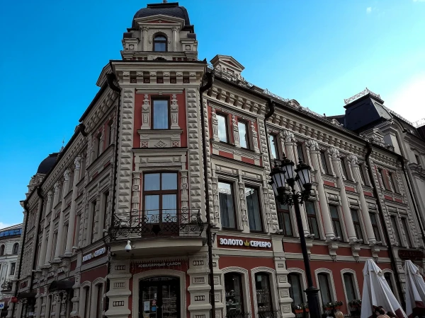 На улице Баумана