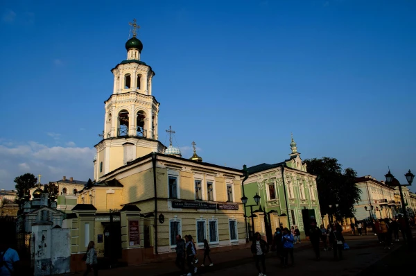 На улице Баумана. Никольский Собор