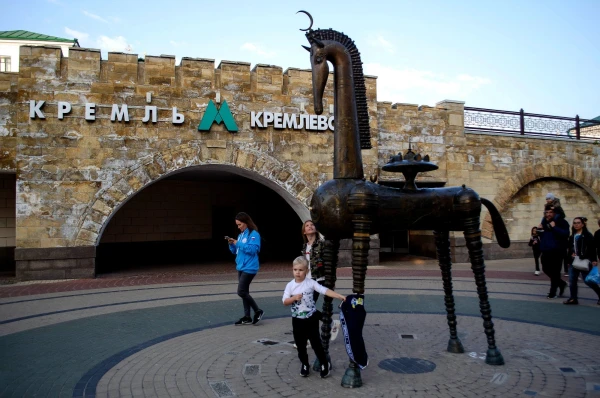 Вход в метро "Кремлёвская" и Конь-страна