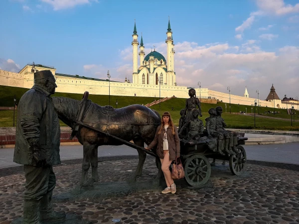 У памятника Водовозу