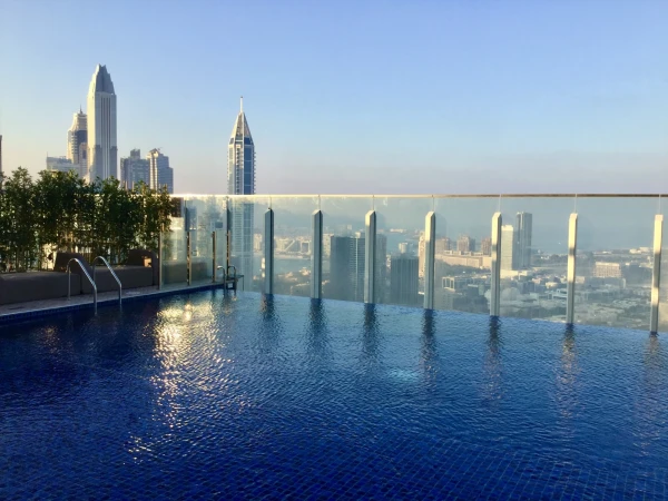 Вид на Дубай с крыши моего отеля Taj Fujeira Lakes Towers 