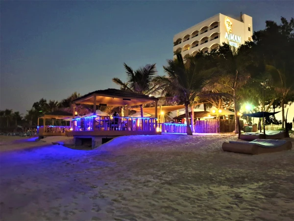Аджман. Мой отель Ajman Hotel 5* вечером.