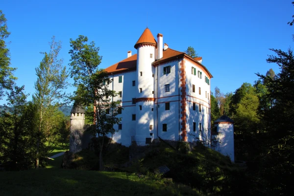 Словения.Замок Снежник (Grad Sneznik, XIII век).
