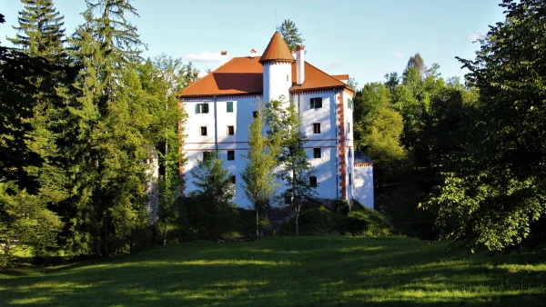 Словения.Замок Снежник (Grad Sneznik, XIII век).