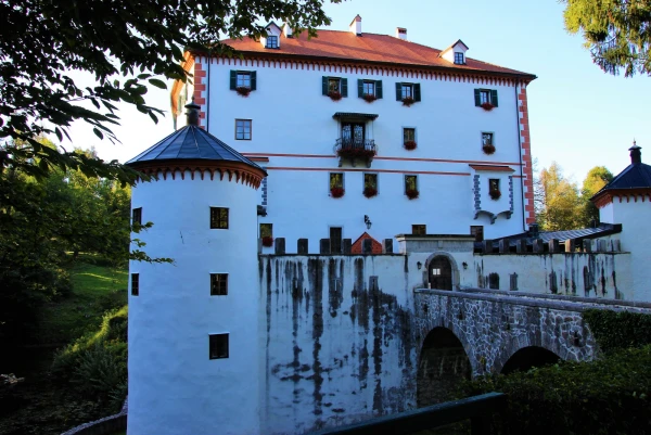 Словения.Замок Снежник (Grad Sneznik, XIII век).