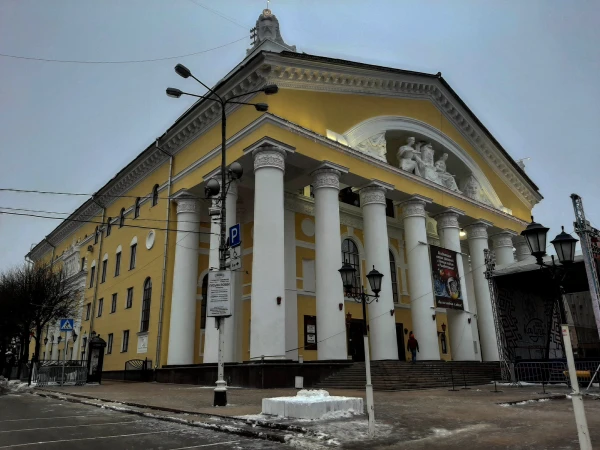 Театральная площадь. Калужский государственный драматический театр