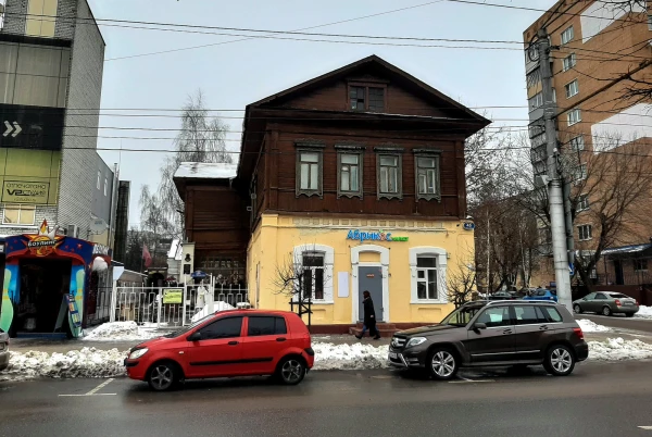Единственное сохранившееся в городе здание XIX века с мезонином, где обустроили Музей ремесла, архитектуры и быта