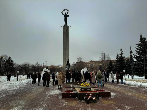 На пл. Победы. Памятник "Родина-мать"