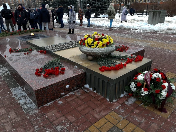 На пл. Победы. Вечный огонь