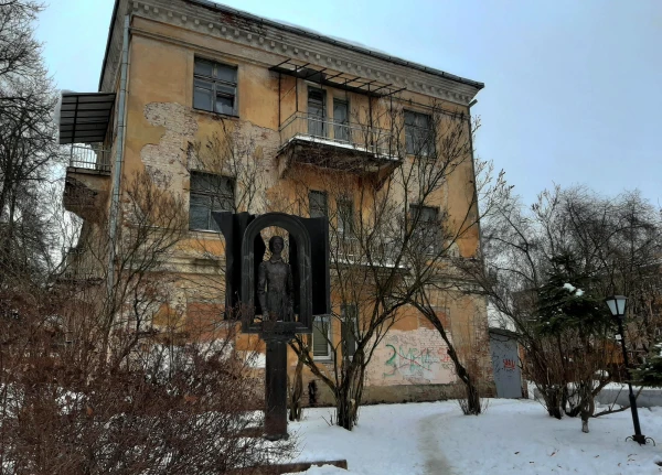 На ул.Воскресенской. Памятник революционерке-цареубийце Софье Перовской