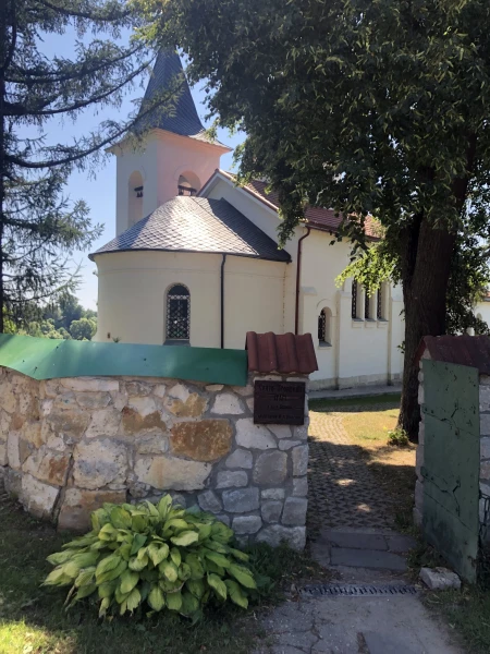 А с этого входа и на замок похож