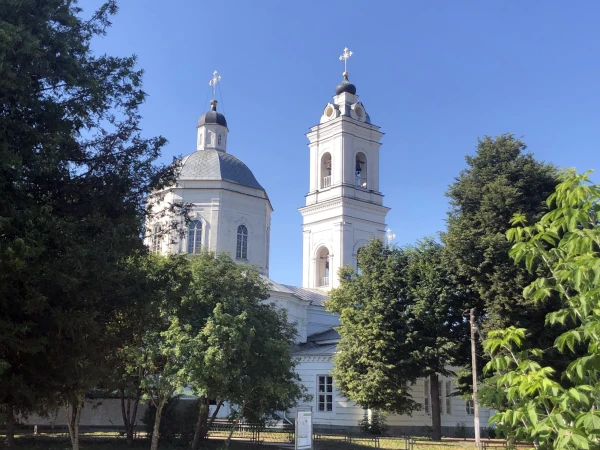 Собор апостолов Петра и Павла  в Тарусе.