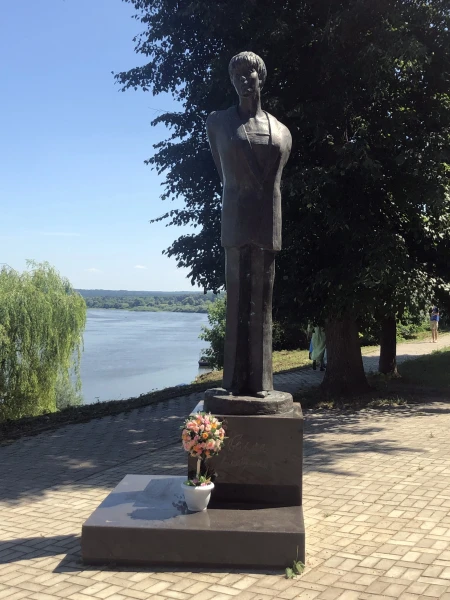 Памятник Белле Ахмадуллиной