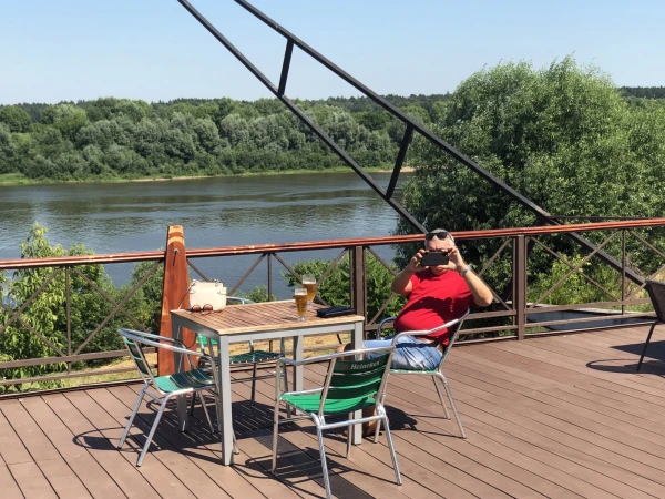 На веранде кафе. Подглядываем за подглядывающим