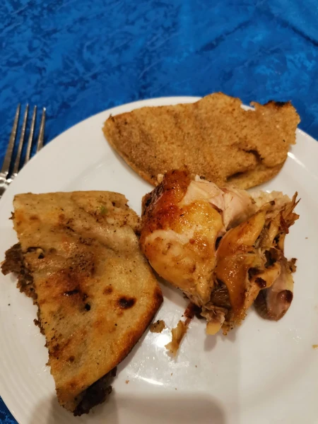 Пироги с гриля. Шикарные! Типа наших осетинских. Только мяса гораздо больше, чем теста!