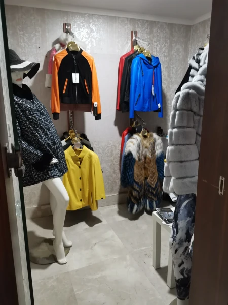 Магазины в холле