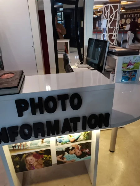 Рабочее место фотографа в холле отеля