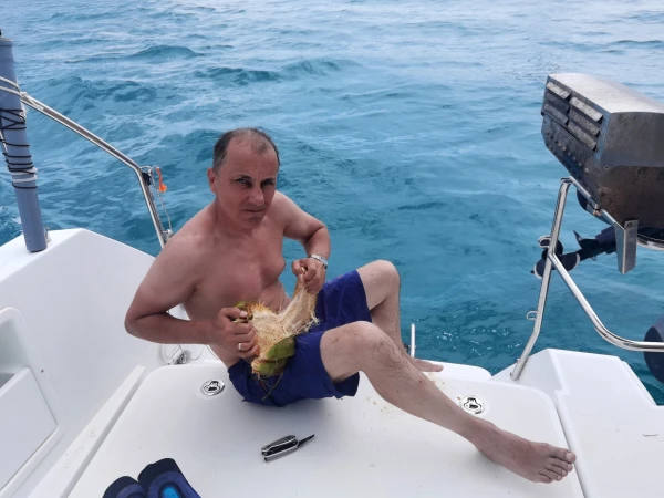 Вскрываем кокос подручными средствами