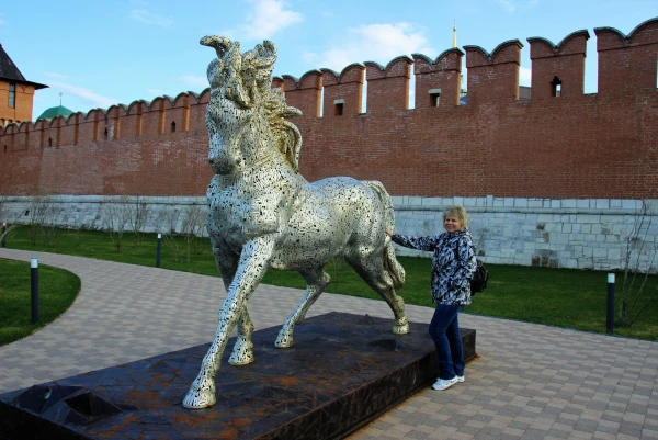 Скульптура стального коня, собранного из букв, установлена в мая 2019 года.