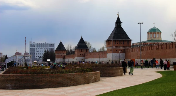 Тульский кремль. Ивановская (Тайницкая) башня, Башня На погребу и Башня Водяных ворот (слева на право).