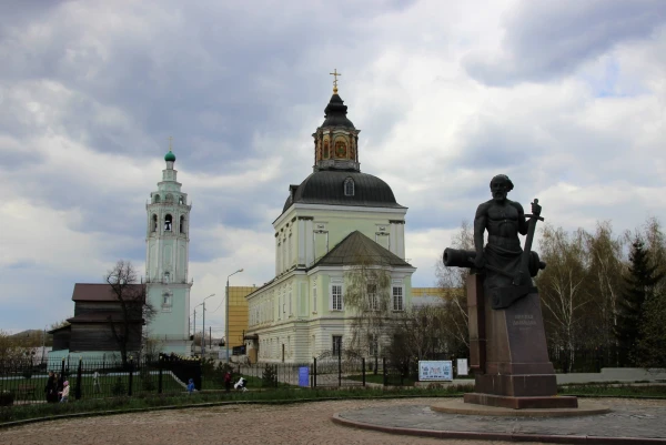 Памятник Никите Демидову. Храм Николы Зарецкого с колокольней (Тула).