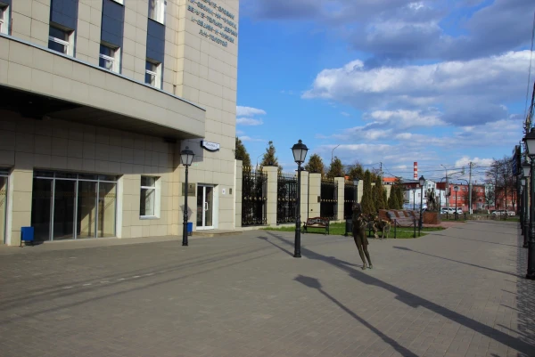 Тула. У проходной ПО «Туламашзавод». Серия скульптур посвящённая Работникам завода.