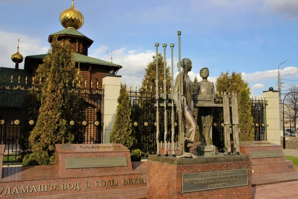 Памятник юным тулякам-оружейникам (Тула).